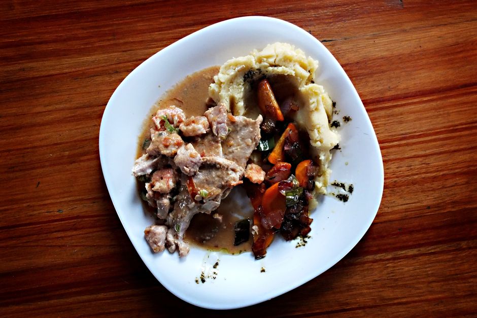 A comforting plate of Ecuadorian cuisine featuring mashed potatoes and savory beef stew.